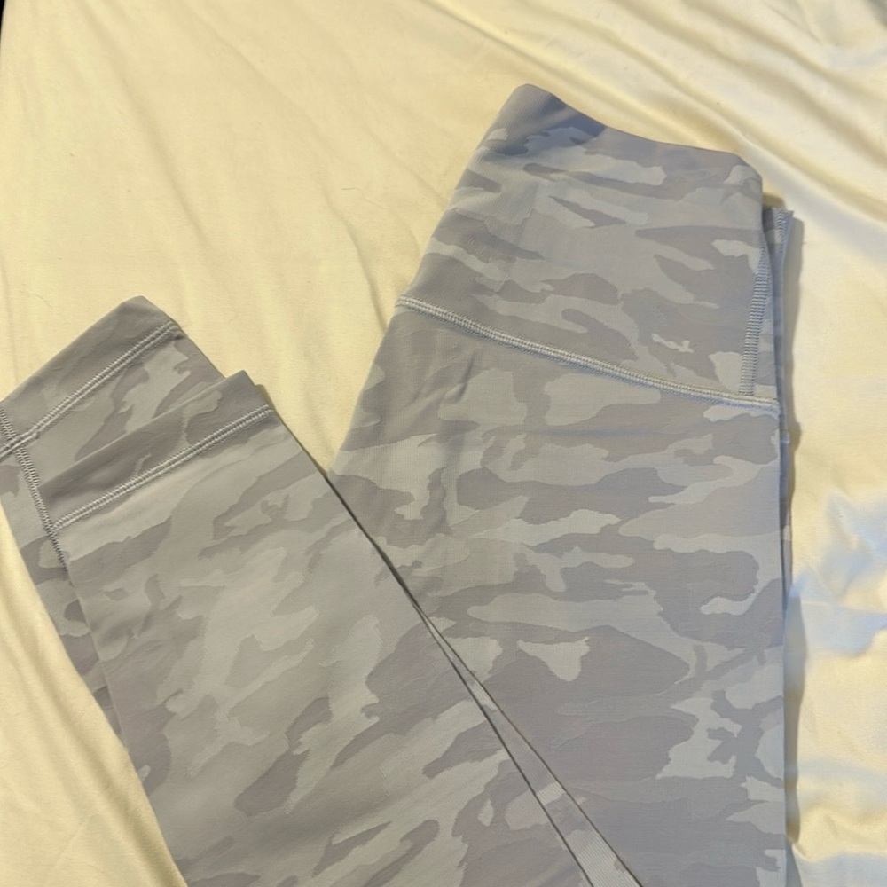 Lululemon camo white/grey size 6. Full length